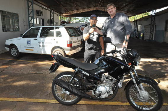 Para atendimento no assentamento Guanabara, Prefeitura de Amambai adquire moto O técnico em enfermagem, Gilmar Souza Cruz, recebe as chaves da Yamaha Factor das mãos do Secretário Municipal de Saúde, Sérgio Périus./ Foto: Decom