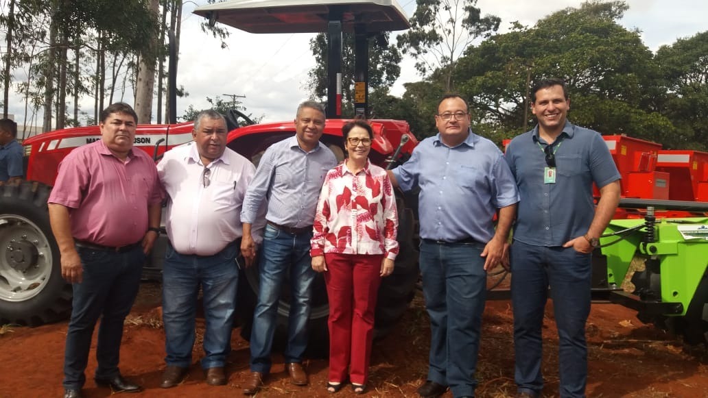 Amambai recebe Patrulha Mecanizada Participaram da entrega o prefeito Edinaldo Luiz de Melo Bandeira, o vice-prefeito Valter Brito e os vereadores Darci José e Roberto Sangue Bom, além do diretor da Agraer municipal, Emerson Machado / Foto: Assessoria