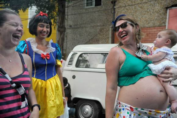 Mesmo com o Zika, grávidas caem na folia em blocos do Rio Mesmo com o Zika, grávidas caem na folia em blocos do Rio