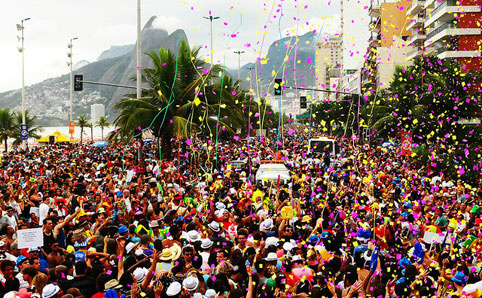 Feministas aproveitam carnaval para criticar assédios em blocos de rua