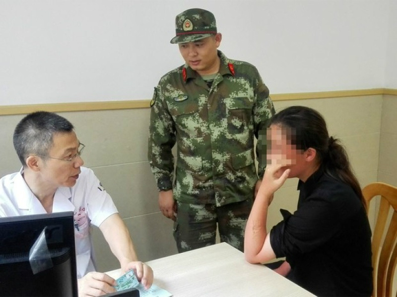 Chinesa sobrevive quase 40 horas no mar após cair de navio Divulgação