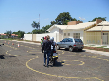 Morador de Amambai protesta contra Detrat e autoescolas O veículo do morador da rua Monte Castelo ficou estacionado, em protesto, no local onde as autoescolas realizam os treinamentos.