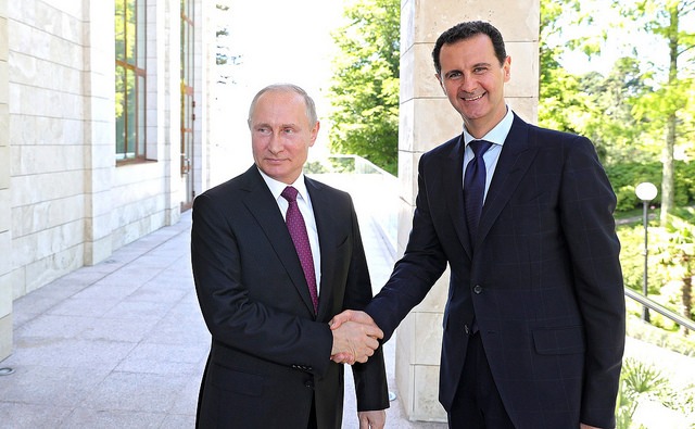 Vladimir Putin (esq.) apoia o presidente sírio Bashar al-Assad e exerce contraponto à hegemonia estadunidense na geopolítica internacional / Divulgação Kremli