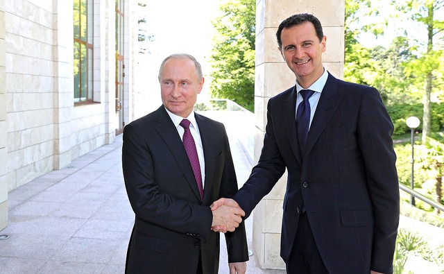 Haverá protestos contra Putin na abertura da Copa? Vladimir Putin (esq.) apoia o presidente sírio Bashar al-Assad e exerce contraponto à hegemonia estadunidense na geopolítica internacional / Divulgação Kremli