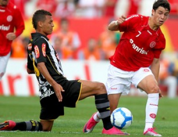 Inter e Santos empatam Inter e Santos lutam, mas empate é ruim para osdois (Foto: Lucas Uebel / VIPCOMM)