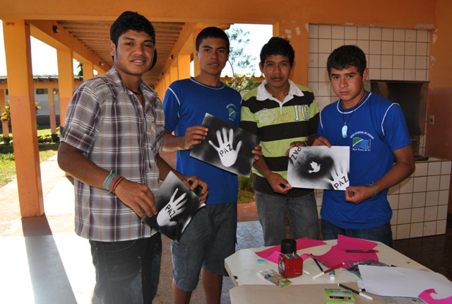 Grupo de alunos da Escola Estadual Mbo Eroy Guarani Kaiowá produziram os fanzines com recortes e tinta spray. Foto: Moreira Produções.