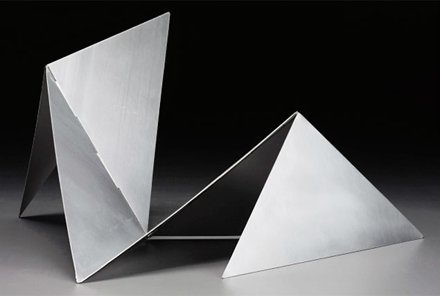 Obras brasileiras têm maiores preços em leilões de arte da América Latina em NY A escultura triangular em alumínio da artista brasileira Lygia Clark