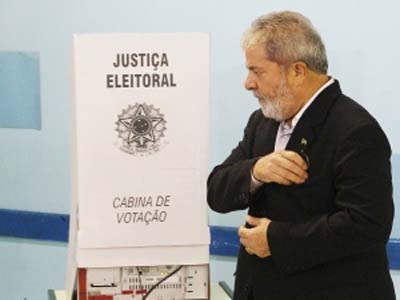 Lula vota e pede continuidade de projetos a novo presidente do país Lula vota e pede continuidade de projetos a novo presidente do país