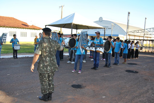 Os 60 alunos do projeto Banda Mirim se apresentaram na tarde desta quinta-feira (28). Foto: Moreira Produções.