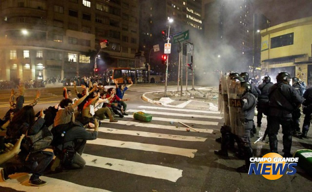 Campo-grandenses se articulam para apoiar protestos nas grandes cidades Em São Paulo, protestos foram marcados por violência (Foto: Eduardo Knapp/Folhapress)