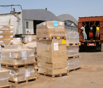 Caminhões são carregados com equipamentos médicos em Freetown, capital da Serra Leoa. Foto: Unicef/Sulaiman Stephens