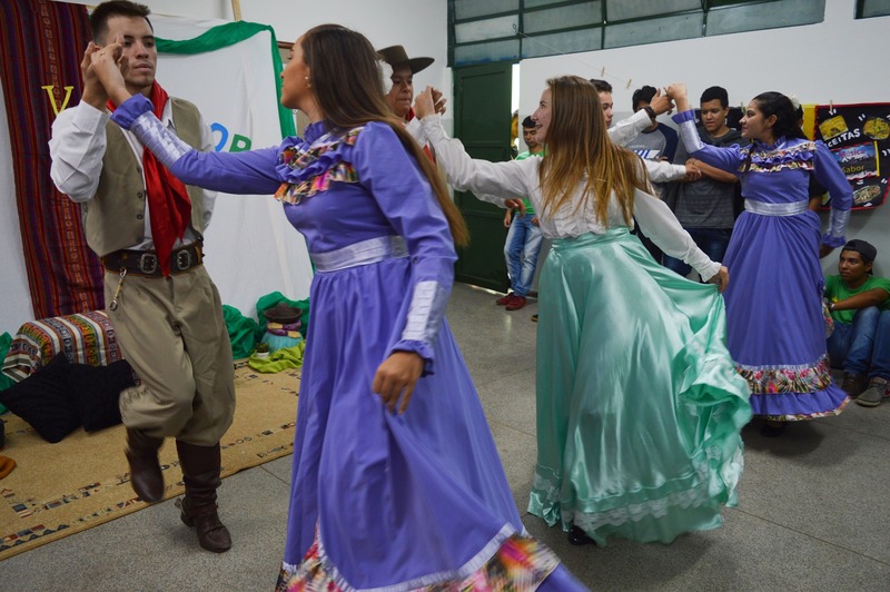 Escola Vespasiano Martins, em Amambai, realizou 1º Feirão de Eletivas Música e Sabor é uma disciplina projetada e desenvolvida pelas professoras Soldi, Daniela e Marielly / Foto: Moreira Produções