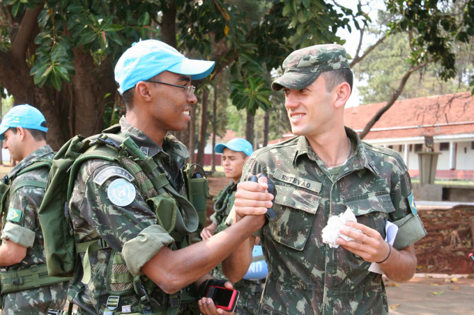Militar de Amambai desejando boa sorte ao colega que estava partindo para a missão.