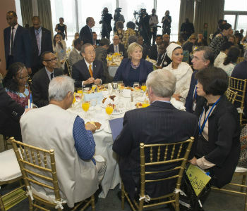 Ban Ki-moon em encontro com grupo de conselheiros para os ODMs. Foto: ONU/Eskinder Debebe