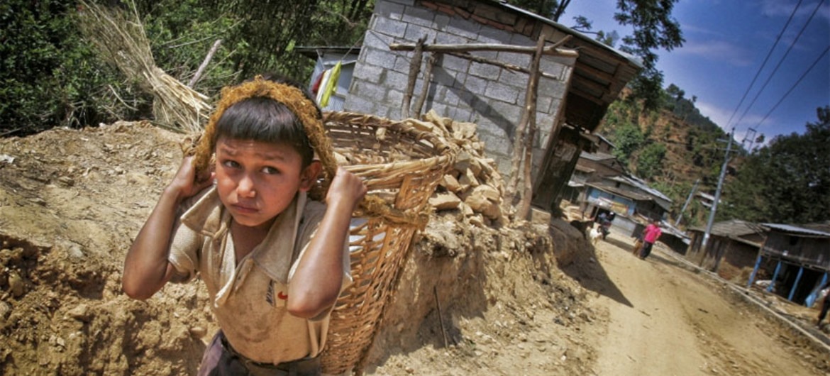 Pelo menos 152 milhões de crianças estão trabalhando no mundo David Longstreath/Irin || Menino trabalha em Catmandu, no Nepal.
