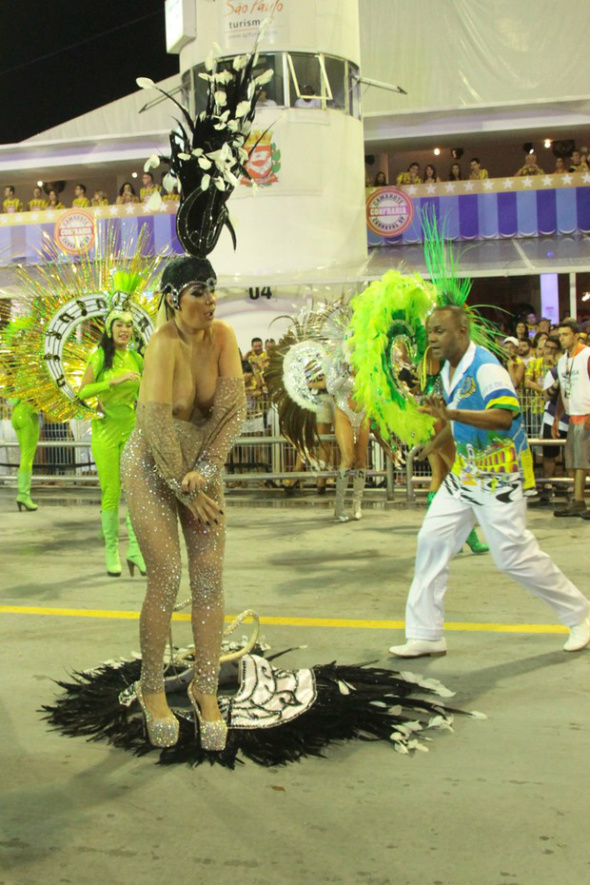 Musa anti-Dilma é expulsa após ficar nua em SP Ju ISen (Foto: Amauri Nehn/ Brazil News)