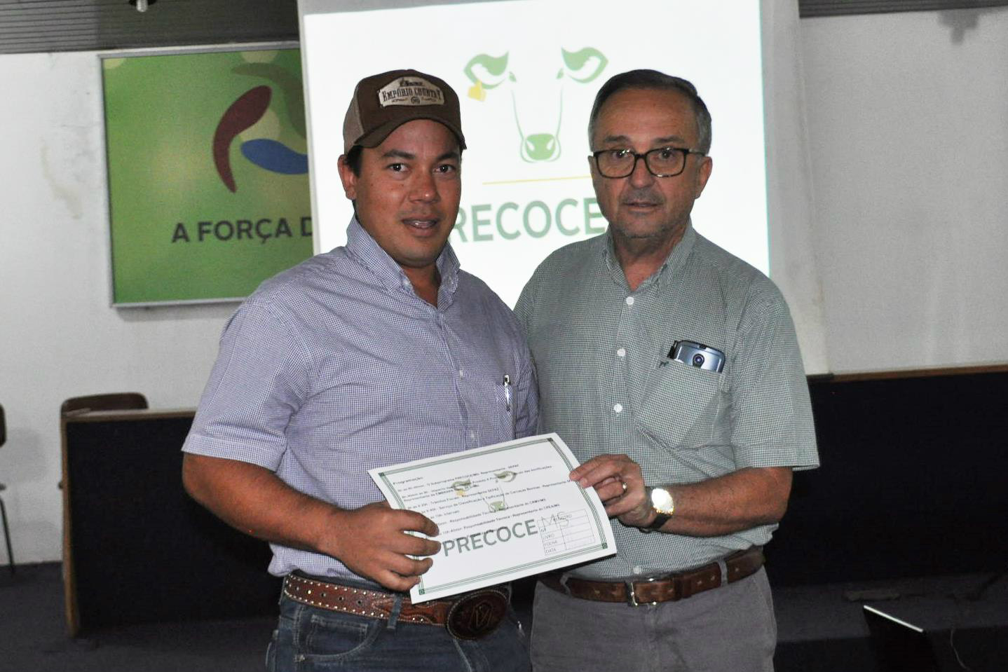 Governo capacita 330 profissionais para atender produtores no Precoce MS Profissional de Camapuã, Alaor, recebe certificado do Assessor Especial da Semagro