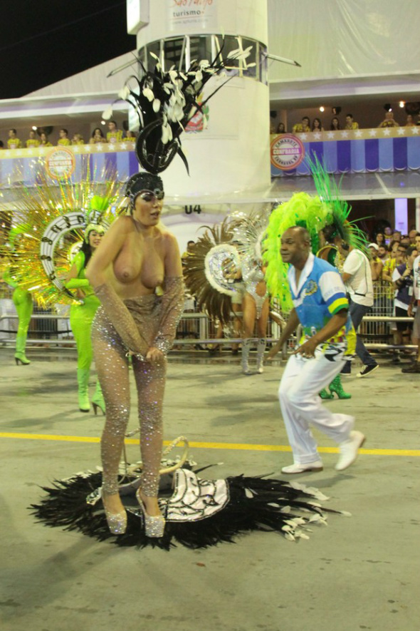 Musa anti-Dilma é expulsa após ficar nua em SP Ju ISen / Foto: Amauri Nehn/ Brazil News