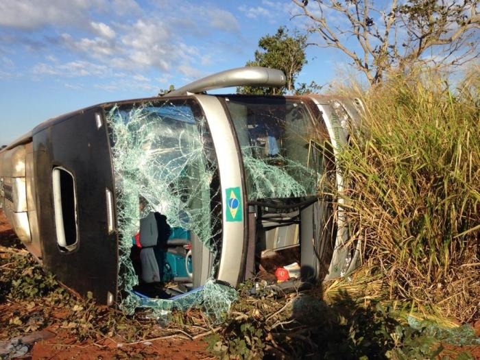 nibus tombado na BR-163, entre Jaraguari e Bandeirantes, em MS