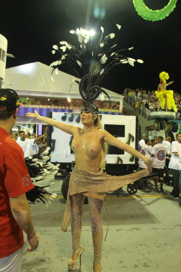 Musa anti-Dilma é expulsa após ficar nua em SP Ju ISen / Foto: Amauri Nehn/ Brazil News
