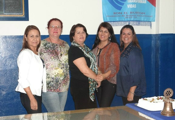 Mulheres do Rotary Club de Amambai - E/D: Evanir (Preta), Viviane, Zaira, Derli e Milena. / Foto: Moreira Produções