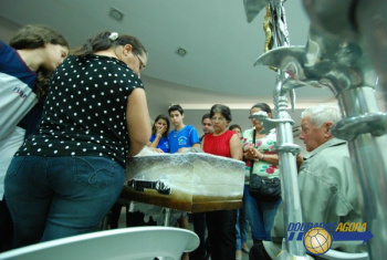 Familiares, estudantes e amigos se despedem do professor. (Foto: Divulgação/ Ademir Almeida)
