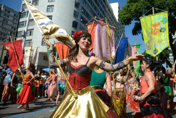 Foliões ocupam ruas do Rio em quase 50 blocos neste domingo (19)