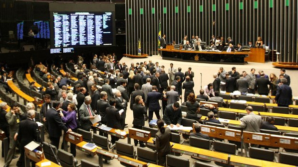 Dilma pode convocar Congresso para aprovar DRU, diz líder do governo