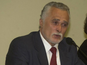 Genoino recebe alta médica de hospital em Brasília Como determinou o presidente do STF, Genoino deverá cumprir prisão domiciliar