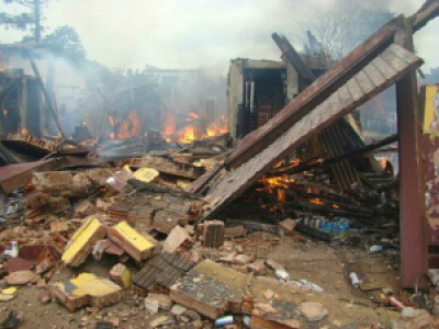 Incêndio destruiu imóvel onde funcionava conveniência, junto com a casa onde vivia a família. Foto: Vilson Nascimento