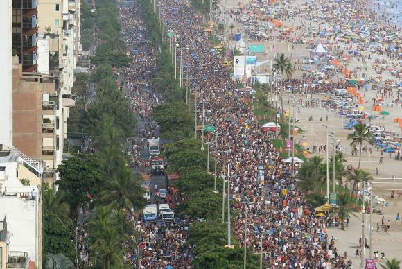O bloco foi seguido por quase 200 mil foliões na orla de Ipanema, informou a Prefeitura do Rio