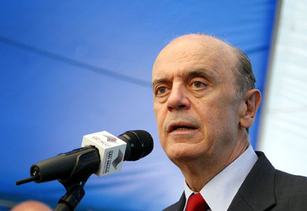 Serra adota estilo ‘paz e amor’ e propõe mudança na economia sem radicalismo Serra adota estilo ‘paz e amor’ e propõe mudança na economia sem radicalismo