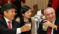Abertura da China à carne brasileira é "reconhecimento da confiabilidade" Presidente Temer faz brinde com embaixador chinês Li Jinzhang, durante jantar em churrascaria no último dia 19, em Brasília