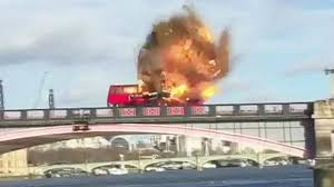 Ônibus explode no centro de Londres em gravação de filme de ação
