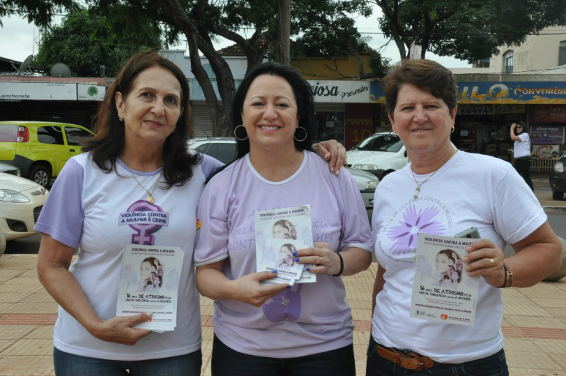Mulheres do Movimento das Mulheres de Amambai - E/D - a gestora da Coordenadorias das Mulheres, Zélia, Zanete e a presidente do Conselho das Mulheres, Jaqueline. / Foto: Moreira Produções