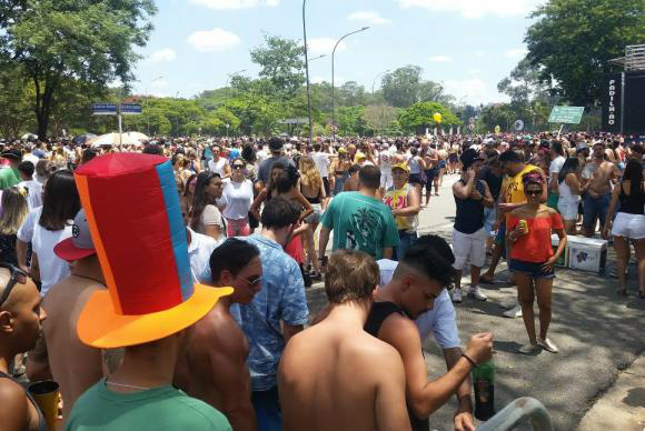Monobloco anima pré-carnaval na capital paulista