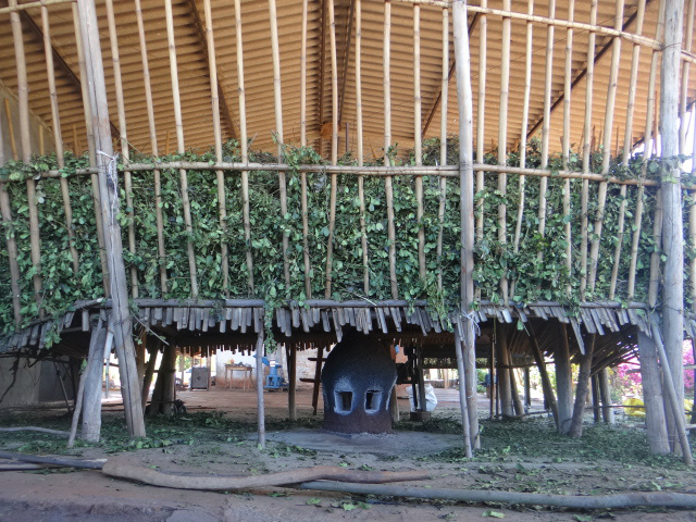 Em Amambai, produção de erva-mate resgata tradição e apresenta rentabilidade 4. Barbaquá: uma vez que sobe no barbaquá a erva não tem mais contato com o chão. Há um conduto de 6 metros com fornalha, que leva o calor até um tacuru localizado embaixo do Barbaquá, na região central, que mantém a erva sempre seca evitando que ela amoleça na trituração.