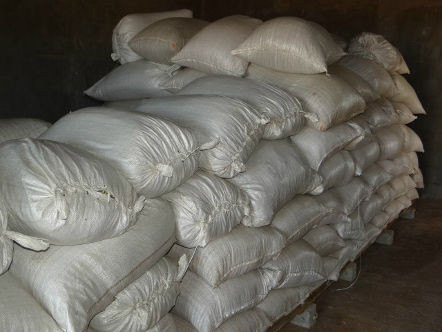 Em Amambai, produção de erva-mate resgata tradição e apresenta rentabilidade 5. Cancheagem: feita na cancheadeira (equipamento industrial) que faz a quebra da erva em pequenos pedaços. 6. Ensacamento: todas as sacarias são novas, sem reaproveitamento. 7. Armazenamento: local com piso de concreto, pré-lavado, as sacarias ficam sob paletes. 8. Trituração: só é triturada no ato da comercialização, garantindo aroma, paladar e a qualidade. 9. Empacotamento. 10. Comercialização.