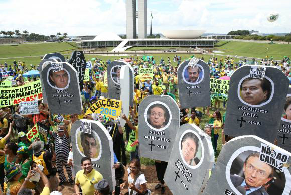 Manifestantes vão às ruas em defesa da Operação Lava Jato Em Brasília, manifestantes fizeram enterro simbólico