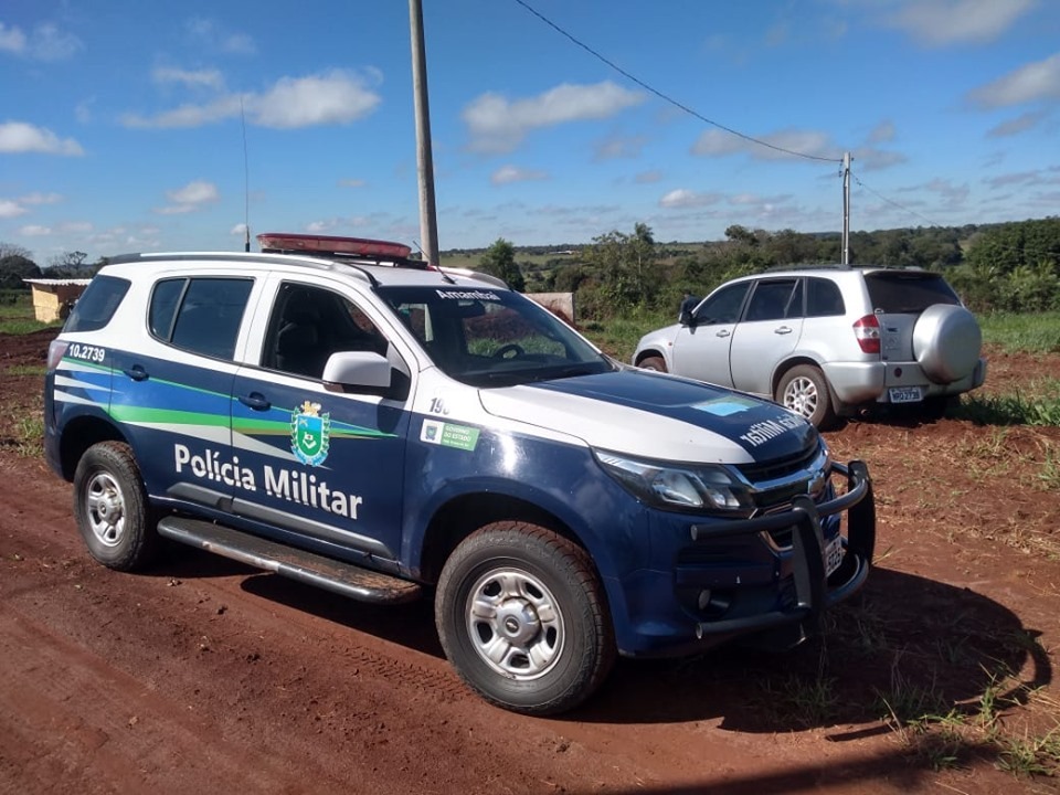 Polícia Militar de Amambai apreende meia tonelada de maconha e recupera veículo No interior do veículo os policiais militares encontraram centenas de tabletes de maconha / Foto: Polícia Militar