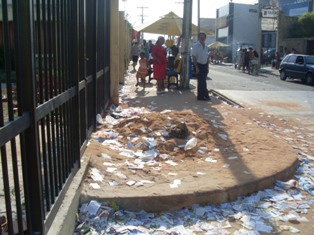 Considerada crime eleitoral, a prática de boca de urna é feita livremente nas zonas eleitorais de Salvador. Além de infringir a lei, o ato deixa um rastro de sujeira em toda a parte. (Foto: Éder Ferrari/BahiaNotícias)