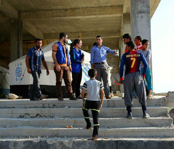 Equipe da OIM visita acampamento de deslocados internos em Dohuk, no Iraque. Foto: OIM