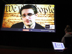 Snowden discursa ao vivo em evento nos EUA no último dia 10, via teleconferência direto de Moscou