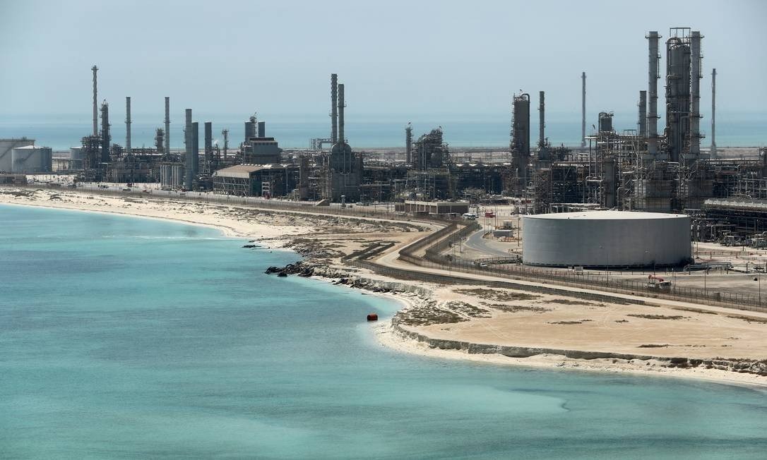No Dia Mundial do Meio Ambiente, saiba quanto cada marca produz de plástico Refinaria de petróleo da Saudi Aramco Foto: Ahmed Jadallah / Reuters