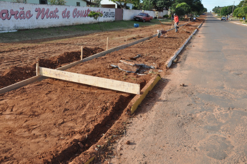 Acesso ao Vespasiano Martins recebe calçamento para pedestres Secretaria de Obras está construindo uma calçada que da acesso a escola Vespasiano Martins.