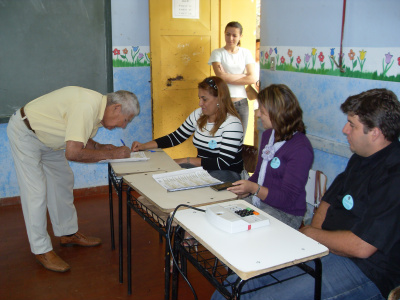 Opiniões divididas quanto ao segundo turno em Amambai Seu João, de 90 anos, não perdeu mais esta oportunidade para exercer a cidadania.