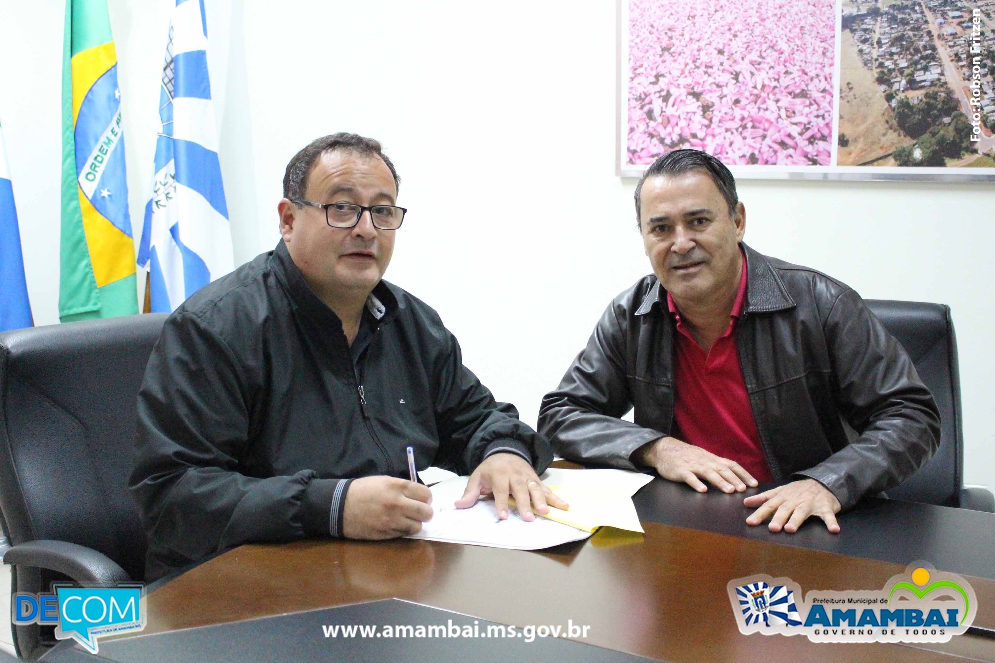 Na foto o prefeito de Amambai, Dr. Bandeira e o vereador de Aral Moreira, Carlinhos Marques / Foto: Decom