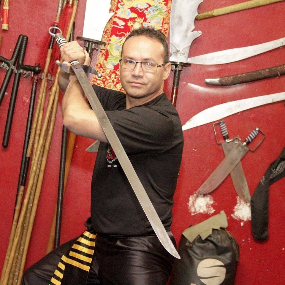 Professor da Dragões de Fogo de Amambai é destaque em livro sobre artes marciais Egberto tem 30 anos de atuação no ramo das artes marciais / Foto: Reprodução