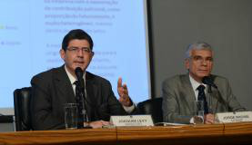 Redução de desoneração da folha provocará economia de R$ 5,35 bilhões em 2015 O ministro da Fazenda, Joaquim Levy, e o secretário da Receita Federal do Brasil, Jorge Rachid, falam à imprensa no auditório da sede do ministério sobre a redução da desoneração da folha de pagamento / Valter Campanto/Agência Brasil