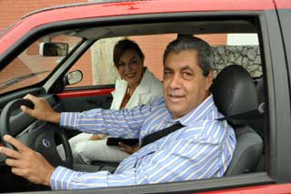 André e a esposa deixam o local de votação: 